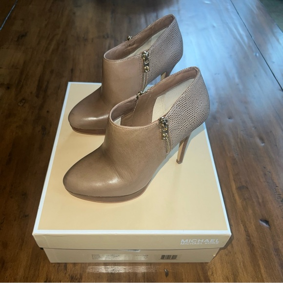 Michael Kors York Dark Dune Stiletto Heel Platform Leather Ankle Bootie Size 5.5 - Picture 11 of 13